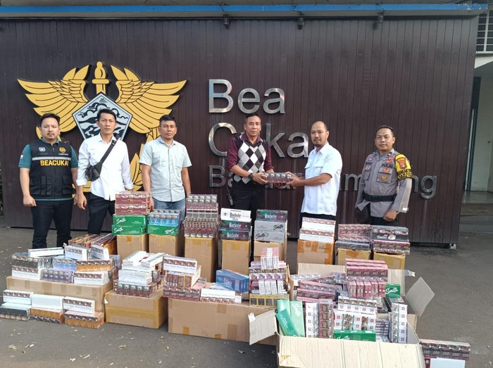 Tiga tersangka rokok ilegal dibebaskan usai bayar denda.