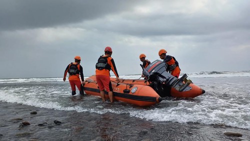 Tim SAR melakukan penyisiran untuk mencari ABK yang hilang setelah terjatuh dari kapal di perairan Pulukan, Kecamatan Pekutatan, Jembrana, Bali, Sabtu (7/9/2024). (Foto: Pos SAR Jembrana)