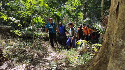 Tim SAR mengevakuasi lansia yang ditemukan tewas di dekat kebunnya di Kampung Pisang, Desa Lendola, Kecamatan Teluk Mutiara, Kabupaten Alor, NTT, Sabtu (7/9/2024). (Foto: Humas Basarnas Maumere)