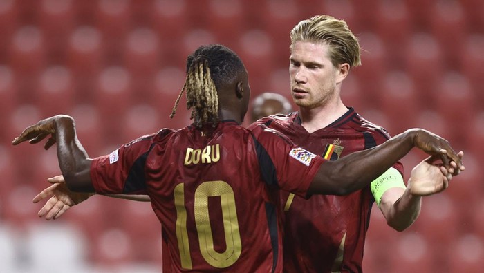 DEBRECEN, HUNGARY - SEPTEMBER 06 :  De Bruyne Kevin forward of Belgium celebrates scoring a goal with Doku Jeremy forward of Belgium during the UEFA Nations League match in group A2 between Belgium and Israel on September 6, 2024 in Debrecen, Hungary, 06/09/2024 ( Photo by Tomas Sisk / Photo News via Getty Images)