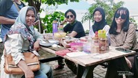 Di sekeliling Waduk Jatiluhur bisa bersantai sambil menikmati makanan dan minuman.