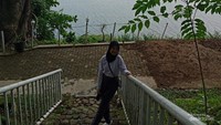 Area ini waduk ini sangat luas dan traveler bisa jalan santai di tepiannya.
