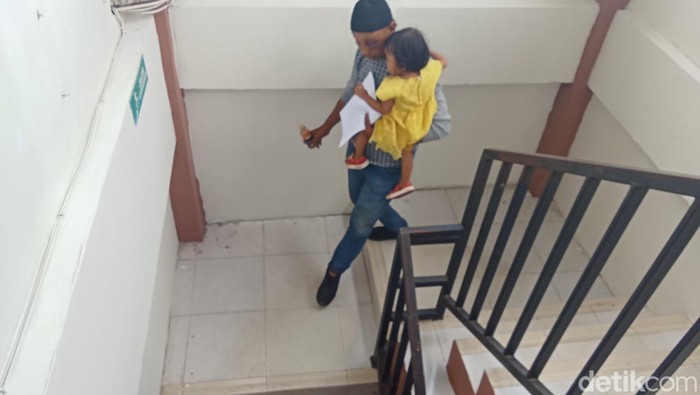 Urip (59) warga Palembang melaporkan anak laki-lakinya usai dianiaya.