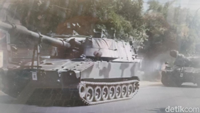 Video menunjukkan ada iring-iringan kendaraan alutsista hingga tank di Bekasi, Jawa Barat (Jabar) beredar di media sosial (medsos). Ada apa? (repro video viral)