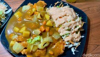 Ini dia tampilan Chicken Katsu Curry. Saus karinya tampak kental dan dilengkapi potongan wortel serta kentang.