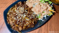 Jangan lewatkan Beef Teriyaki (Rp 40.000). Lembaran daging short plate ditumis sebentar dengan sedikit minyak dan bawang bombai.