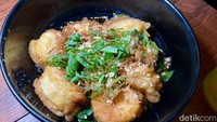 Menu lain yang layak dicoba adalah Agedashi Tofu (Rp 25.000) ala Asakusa. Tofu dibalut tepung maizena lalu digoreng sebentar. Selanjutnya diberi kuah gurih sedap.