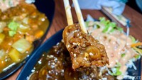 Menu ini menggugah selera dengan warna gelap. Tekstur dagingnya sangat juicy dengan balutan bumbu kecap yang manis gurihnya pekat.