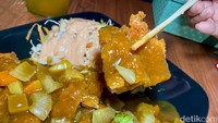 Kalau ini potongan chicken katsu yang cukup tebal. Tekstur tepungnya renyah dan daging ayamnya padat gurih.