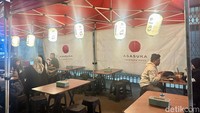 Asasuka di Jl. RS. Fatmawati Raya Nomor 80, Jakarta Selatan bisa jadi pilihan kalau mau makan hidangan Jepang dengan konsep tendaan. Harganya juga relatif terjangkau.