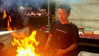 Asasuka yang buka mulai sore hari ini menghadirkan area open kitchen. Pengunjung pun dapat melihat proses masak yang semuanya fresh.
