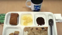 Kalau China punya bekal tentara yang cukup sederhana. Isinya beras ketan dengan saus pedas, irisan nanas, jus, hingga kue kecil. Foto: YT David Hong