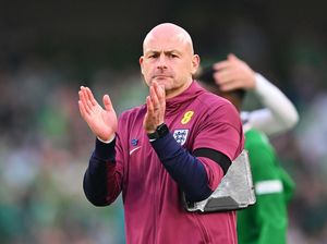 Debut Jadi Pelatih Inggris, Carsley Tolak Nyanyikan Lagu Kebangsaan