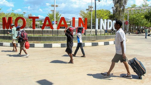 Pelintas berjalan di Pos Lintas Batas Negara Motaain, Kabupaten Belu, Nusa Tenggara Timur, Minggu (8/9/2024). Pos Lintas Batas Negara (PLBN) Motaain yang dikelola oleh Badan Nasional Pengelola Perbatasan (BNPP) menyatakan jumlah perlintasan orang selama bulan Agustus 2024 di Motaain tercatat sebanyak 16.251 orang kedatangan dan sebanyak 15.866 orang keberangkatan dengan total perlintasan sebanyak 32.117 orang. ANTARAFOTO/Mega Tokan/sgd/agr