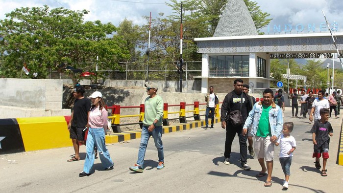 32 Ribu Orang Lintasi Perbatasan Indonesia-Timor Leste Pelintas berjalan di Pos Lintas Batas Negara Motaain, Kabupaten Belu, Nusa Tenggara Timur, Minggu (8/9/2024). Pos Lintas Batas Negara (PLBN) Motaain yang dikelola oleh Badan Nasional Pengelola Perbatasan (BNPP) menyatakan jumlah perlintasan orang selama bulan Agustus 2024 di Motaain tercatat sebanyak 16.251 orang kedatangan dan sebanyak 15.866 orang keberangkatan dengan total perlintasan sebanyak 32.117 orang. ANTARAFOTO/Mega Tokan/sgd/agr