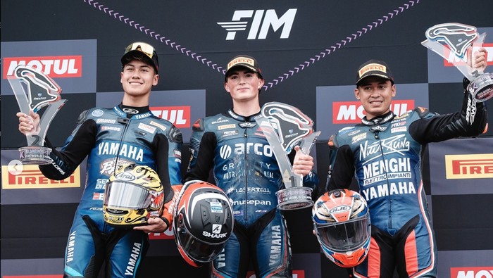 Aldi Satya Mahendra dan Galang Hendra Pratama naik podium di WSSP 300 Perancis 2024.