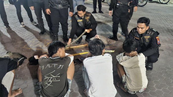 Anggota gangster yang diamankan di Surabaya