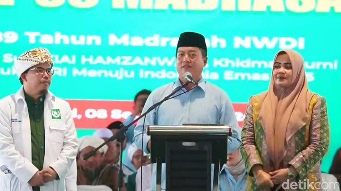 Bacagub Lalu Iqbal saat memberikan sambutan di momen perayaan Hultah ke-89 Madrasah NWDI di Anjani Lombok Timur pada Minggu (8/9/2024).