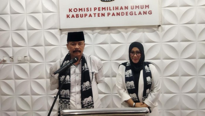 Bakal calon bupati Pandeglang dari jalur independen Aap Aptadi, kembali mendaftar di KPU. Aap datang bersama wakilnya yang baru, Ratu Anita Sangadiah.
