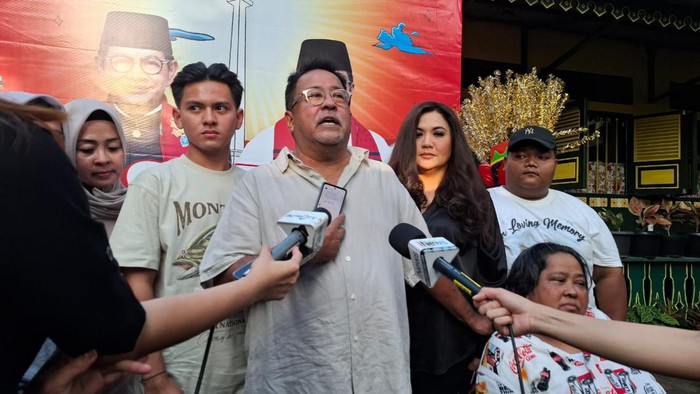 Bakal Calon Wakil Gubernur Jakarta Rano Karno bertemu dengan Keluarga Si Doel.