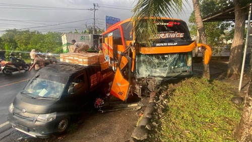 Bus bertabrakan dengan truk boks di Jalan Denpasar-Gilimanuk, tepatnya di Banjar Yeh Satang, Desa Yeh Sumbul, Kecamatan Mendoyo, Kabupaten Jembrana, Minggu (8/9/2024). (Dok Polsek Mendoyo)
