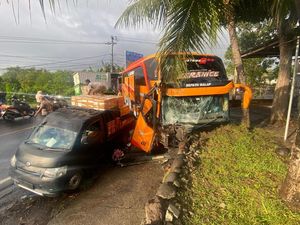 Bus Vs Truk di Jalan Denpasar-Gilimanuk Akibat Jalan Licin