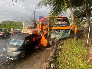 Bus Vs Truk di Jalan Denpasar-Gilimanuk Akibat Jalan Licin