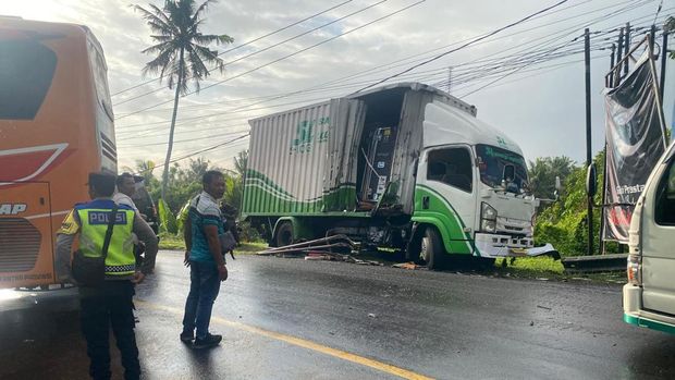 Bus bertabrakan dengan truk boks di Jalan Denpasar-Gilimanuk, tepatnya di Banjar Yeh Satang, Desa Yeh Sumbul, Kecamatan Mendoyo, Kabupaten Jembrana, Minggu (8/9/2024). (Dok Polsek Mendoyo)
