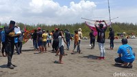 Kelompok Masyarakat (Pokmas) setempat juga menggelar lomba layang-layang tanpa dipungut biaya apapun dan tentunya dengan total hadiah jutaan rupiah.