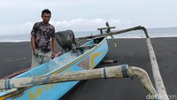 Akibat cuaca gelombang tinggi ini, puluhan nelayan di Pantai Dampar memilih tak melaut karena bisa membahayakan keselamatan mereka.