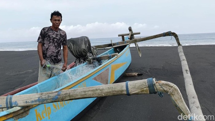 Gelombang tinggi di Pantai Dampar Lumajang bikin nelayan tak melaut Gelombang tinggi di Pantai Dampar Lumajang bikin nelayan tak melaut