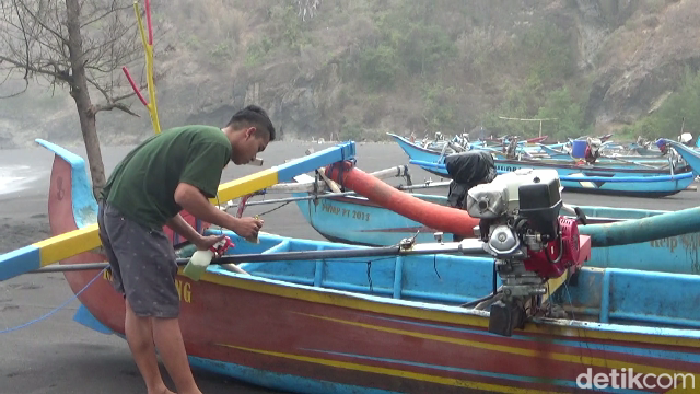 Gelombang tinggi di Pantai Dampar Lumajang bikin nelayan tak melaut