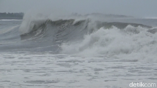Gelombang tinggi di Pantai Dampar Lumajang bikin nelayan tak melaut
