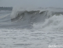 Waspada Gelombang Tinggi hingga 4 Meter di Perairan Jatim