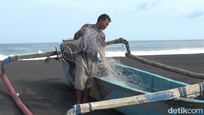 Gelombang tinggi di Pantai Dampar Lumajang bikin nelayan tak melaut