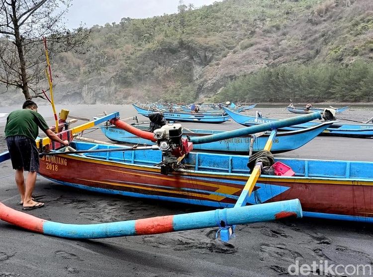 Dampak Gelombang Tinggi Nelayan di Lumajang Gagal Melaut