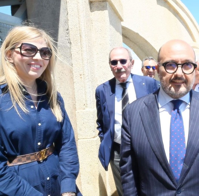 Dengan suara bergetar, Sangiuliano meminta maaf kepada istrinya. “Orang pertama yang harus saya minta maaf adalah istri saya. Dia adalah seorang wanita yang luar biasa dan sangat sabar. Saya juga merasa perlu meminta maaf kepada Giorgia Meloni, karena saya telah mempermalukan dia dan pemerintahan yang ia pimpin,” ungkap Sangiuliano dengan berlinang air mata. Foto: dok. Instagram