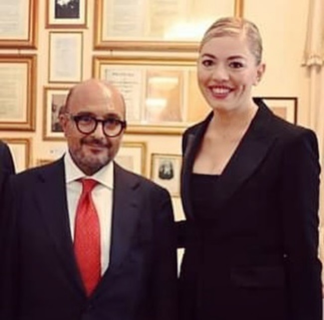 Maria Rosaria Boccia kerap mengunggah foto kebersamaannya dengan menteri 62 tahun itu di berbagai acara kenegaraan, termasuk saat melakukan perjalanan dinas. Awalnya keduanya terlihat sebagai rekan profesional karena Maria ditunjuk sebagai penasihat acara-acara besar. Foto: dok. Instagram