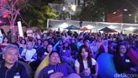 Ada arena dengan bean bag, di mana para alumni Australia bercengkrama, berjejaring sambil menonton pertunjukan musik. Foto: (Nograhany Widhi K/detikcom)