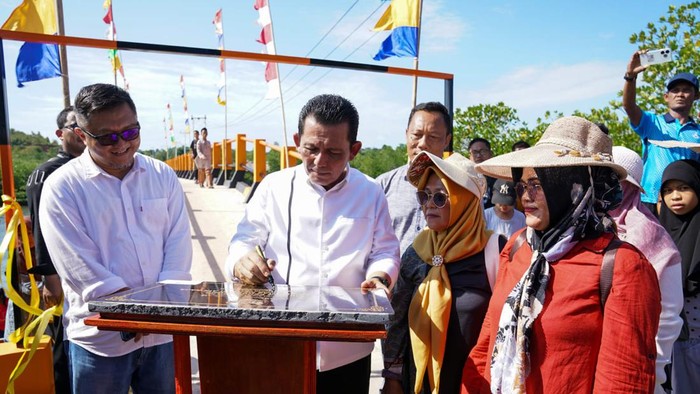 Gubernur Kepri, Ansar Ahmad meresmikan jembatan penghubung antara Pulau Subang Mas dan Pulau Air Raja di Galang, Batam.(Foto: Diskominfo Kepri)
