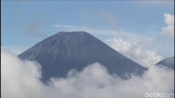 Gunung Semeru erupsi