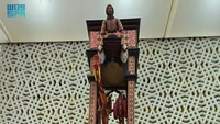 Desain jam menunjukkan perpaduan budaya yang beragam. Gajah melambangkan warisan India dan Afrika, naga melambangkan budaya China, burung phoenix simbol Mesir kuno, sedangkan air dan karpet masing-masing membangkitkan pengaruh Yunani dan Persia. Ada Sorban di atas jam yang menjadi simbol berasal dari Islam. Foto: Saudi Press Agency
