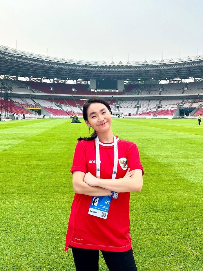 Jane Callista nyanyi di acara pra-misa di GBK.