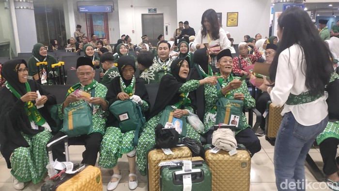 Jemaah Umrah Citilink bersiap hendak berangkat ke Jeddah.