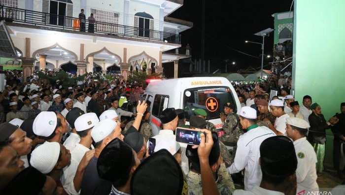 Jenazah bakal cawagung Aceh Tu Sop saat tiba di rumah duka (Dok.Antara)