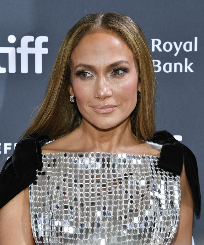 J.Lo memilih tatanan rambut minimalis. Rambut panjangnya hanya digerai dan dicatok lurus. Foto: Evan Agostini/Invision/AP/Evan Agostini