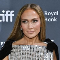 J.Lo memilih tatanan rambut minimalis. Rambut panjangnya hanya digerai dan dicatok lurus. Foto: Evan Agostini/Invision/AP/Evan Agostini