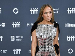 Gaya Ultra-seksi Jennifer Lopez Pakai Revenge Dress Pascacerai dari Ben Affleck