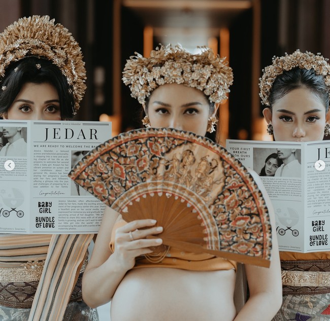 Tak sendirian, Jessica ditemani oleh beberapa sahabatnya yang juga tampil dalam balutan pakaian adat Bali. Bak putri kerajaan, Jessica dan para sahabatnya tampil cantik memesona. Foto: Instagram/@inijedar