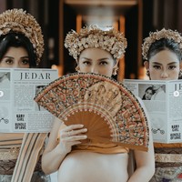 Tak sendirian, Jessica ditemani oleh beberapa sahabatnya yang juga tampil dalam balutan pakaian adat Bali. Bak putri kerajaan, Jessica dan para sahabatnya tampil cantik memesona. Foto: Instagram/@inijedar